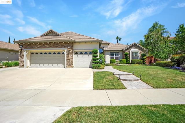 1117 Teal Ct, Brentwood CA: https://media.crmls.org/mediaz/ec60d101-87d5-44ac-8b83-f948c9403765.jpg