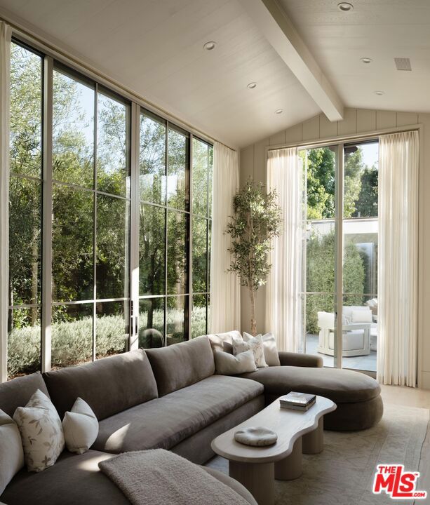 127 S Burlingame Avenue, Los Angeles CA: https://media.crmls.org/mediaz/ec611cdd-57ef-4d8c-9f04-f516a3e78460.jpg