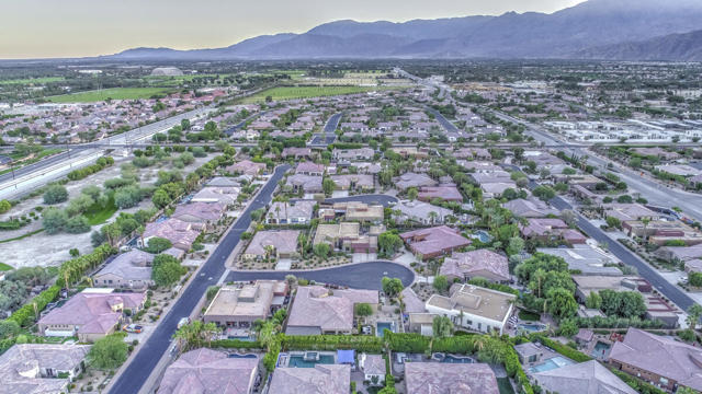 81107 Carefree Drive, Indio CA: https://media.crmls.org/mediaz/ec6150eb-428c-4f7a-98bf-eabfbc224502.jpg