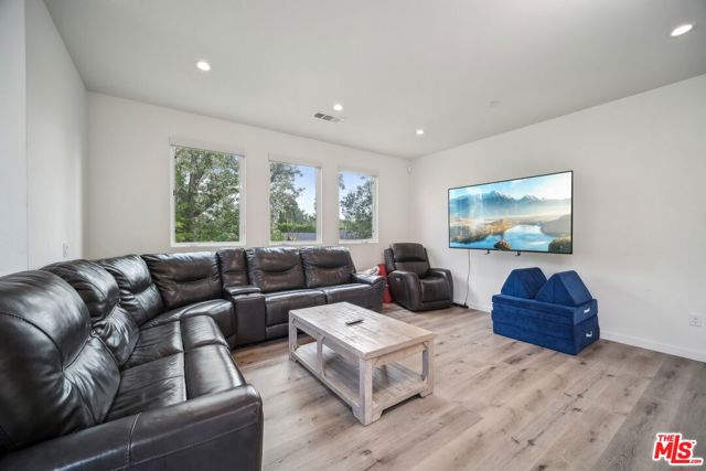 11821 W Holly Way, Valley Village CA: https://media.crmls.org/mediaz/ec61ed26-347d-4d9d-bb1a-7248a4a8a1ec.jpg