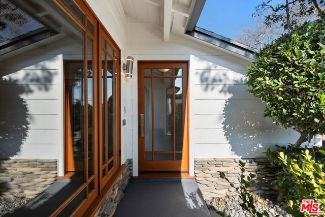 5013 Auckland Avenue, Toluca Lake CA: https://media.crmls.org/mediaz/ec61f1ff-136a-4821-8b32-70cccf9ed8d4.jpg