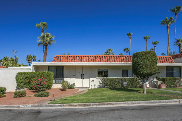 45780 Ocotillo Drive, Palm Desert CA: https://media.crmls.org/mediaz/ec62b453-045c-4290-8bff-571c0542b7e1.jpg