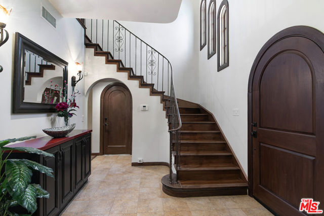 664 S Highland Avenue, Los Angeles CA: https://media.crmls.org/mediaz/ec62f8f7-2489-4c08-8fd9-7f48b628ae02.jpg