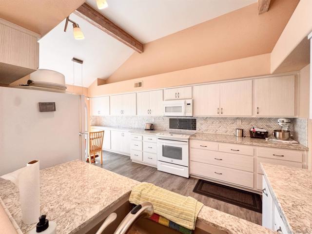 8585 Via Mallorca, La Jolla CA: https://media.crmls.org/mediaz/ec63272c-cea4-486c-9e23-f20a0a177b0e.jpg