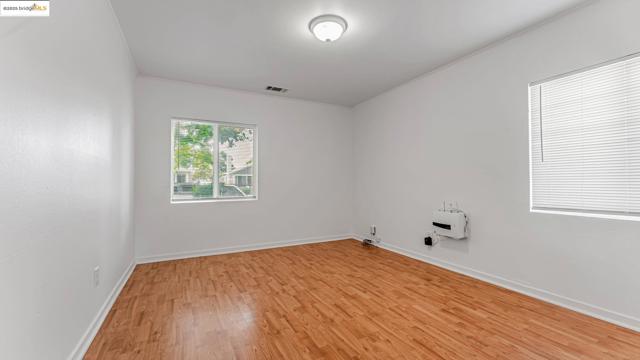 528 LA PRENDA DRIVE, Oakland CA: https://media.crmls.org/mediaz/ec63b0bf-972d-46ce-9234-29cf0c933c76.jpg