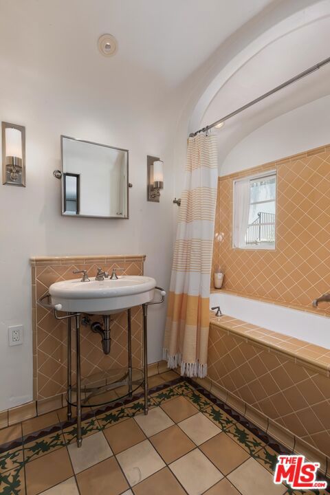 2420 Chislehurst Drive, Los Angeles CA: https://media.crmls.org/mediaz/ec642a9b-0262-4dd3-9ac4-6e792dd84176.jpg