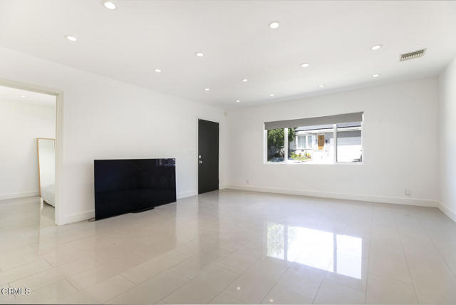 Detail Gallery Image 3 of 30 For 10609 Fernglen Ave, Tujunga,  CA 91042 - 2 Beds | 1 Baths