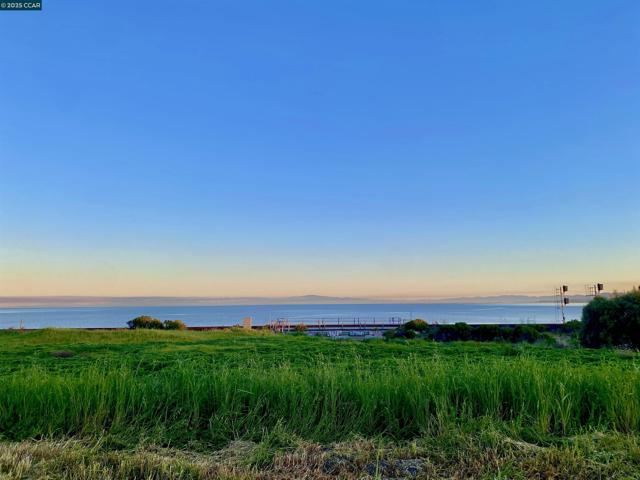 2036 Serra Ln, Hercules CA: https://media.crmls.org/mediaz/ec653d75-9343-48a6-abfc-02fa9ef8f646.jpg