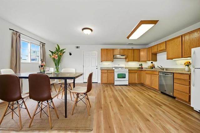 2930 Magnolia Street, Oakland CA: https://media.crmls.org/mediaz/ec656ee6-0f05-49b4-b22f-6d7dcb345ff5.jpg