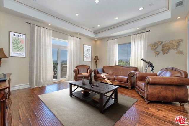 22470 Sueno Road, Woodland Hills CA: https://media.crmls.org/mediaz/ec657ee2-cca5-42d0-b6fd-3f80213a0b3c.jpg