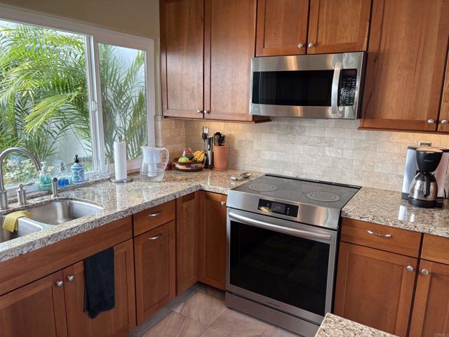 Detail Gallery Image 10 of 33 For 4913 Alicante Way, Oceanside,  CA 92056 - 2 Beds | 2 Baths