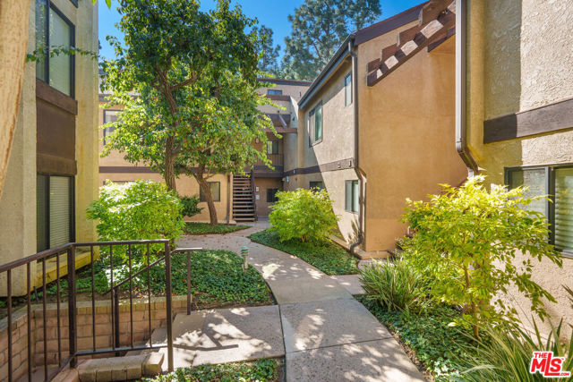 8114 Manitoba Street, Playa del Rey CA: https://media.crmls.org/mediaz/ec66b3c0-061b-409e-a83a-d75d4dec4027.jpg