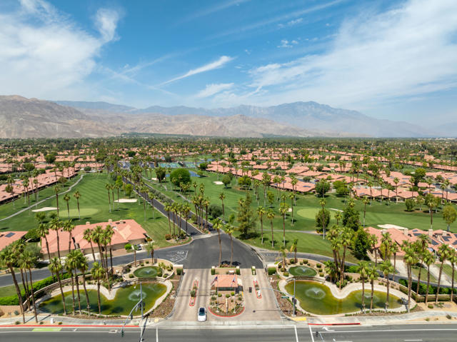 40 Joya Drive, Palm Desert CA: https://media.crmls.org/mediaz/ec68391b-a8d6-44b7-aea3-48bf49cc4a81.jpg