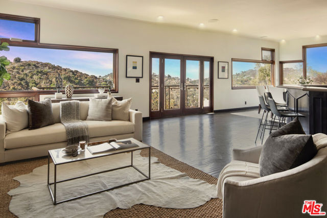 2125 Kew Drive, Los Angeles CA: https://media.crmls.org/mediaz/ec68971a-15c7-41f9-baec-3d523c5347ba.jpg