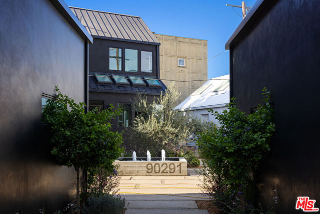 1821 Penmar Avenue, Venice CA: https://media.crmls.org/mediaz/ec6908fa-c9d1-4397-a2f4-e42f0c9238fe.jpg