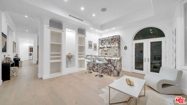 1447 San Ysidro Drive, Beverly Hills CA: https://media.crmls.org/mediaz/ec69a54f-850f-47f0-9187-3d11767079a1.jpg
