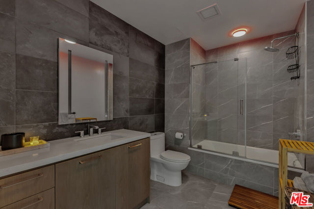 400 S Broadway, Los Angeles CA: https://media.crmls.org/mediaz/ec6a036d-5860-4f64-8fb6-447c21b8b906.jpg