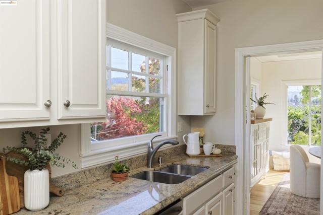 3945 Randolph Ave, Oakland CA: https://media.crmls.org/mediaz/ec6a8b93-0089-41c7-a3c7-89b1e7d4a3d5.jpg
