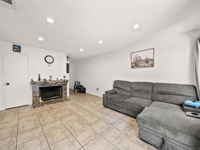 Detail Gallery Image 8 of 30 For 1465 East Lexington Ave 11c,  El Cajon,  CA 92019 - 2 Beds | 2/1 Baths