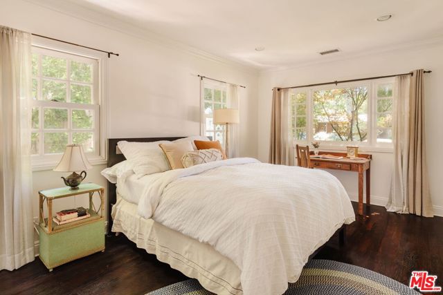 4237 Bluebell Avenue, Studio City CA: https://media.crmls.org/mediaz/ec6cd496-7b3b-43c0-a783-14adf106fdbe.jpg