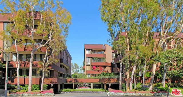 300 N Swall Drive, Beverly Hills CA: https://media.crmls.org/mediaz/ec6d7310-7690-4b61-8491-68ff9ecc3e77.jpg