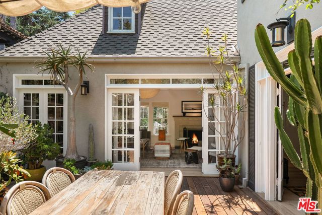 253 20th Street, Santa Monica CA: https://media.crmls.org/mediaz/ec6d9677-f867-4296-a215-d7506b4ddf1f.jpg