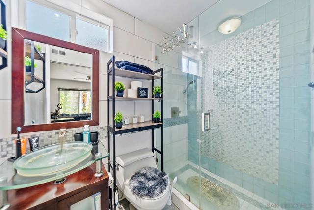 2492 Royal Saint James Dr, El Cajon CA: https://media.crmls.org/mediaz/ec6d99f2-4458-4eaf-9ca9-cef212c58d6e.jpg
