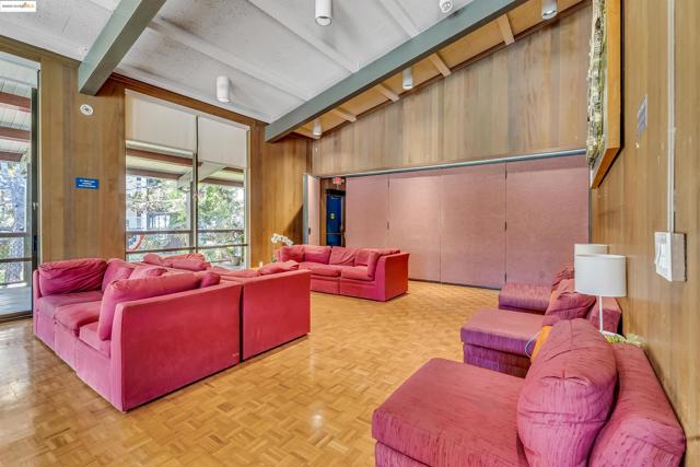 7 Commodore Dr, Emeryville CA: https://media.crmls.org/mediaz/ec6da8de-9b72-44ba-8eb8-9b73dde2c6cf.jpg