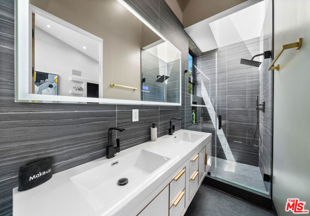 836 California Avenue, Venice CA: https://media.crmls.org/mediaz/ec6dcd1f-3e57-4653-b434-550d81f0f51e.jpg