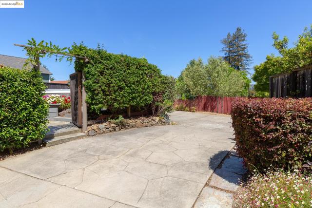 131 Sonia St, Oakland CA: https://media.crmls.org/mediaz/ec6e5c38-1dee-4ec7-9163-f1ee07d40856.jpg