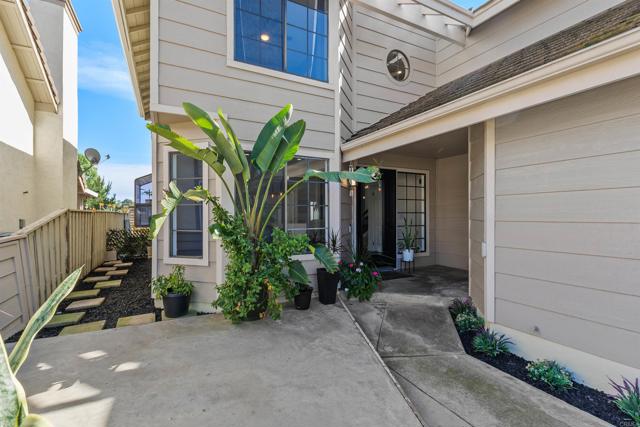 Detail Gallery Image 4 of 48 For 1922 Spyglass Cir, Vista,  CA 92081 - 4 Beds | 2/1 Baths