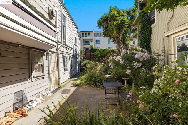 102 Hamilton Pl, Oakland CA: https://media.crmls.org/mediaz/ec6e8d3a-aef2-4816-9fa4-001adb456177.jpg