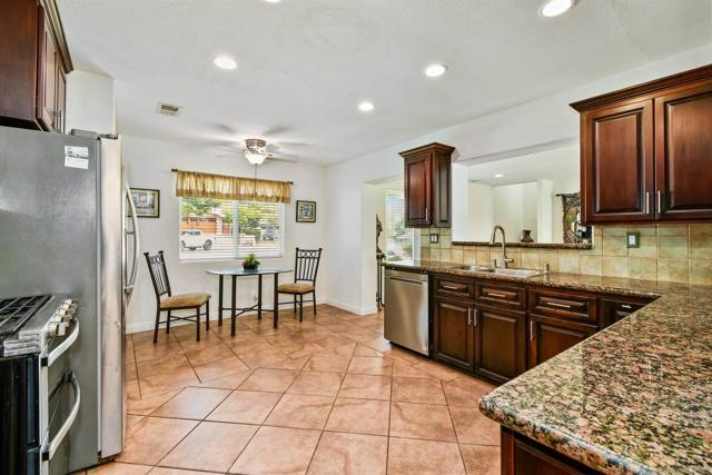 2725 Morning Glory Ln, Carlsbad CA: https://media.crmls.org/mediaz/ec6ef338-1947-4c92-ab61-7049bd950d35.jpg
