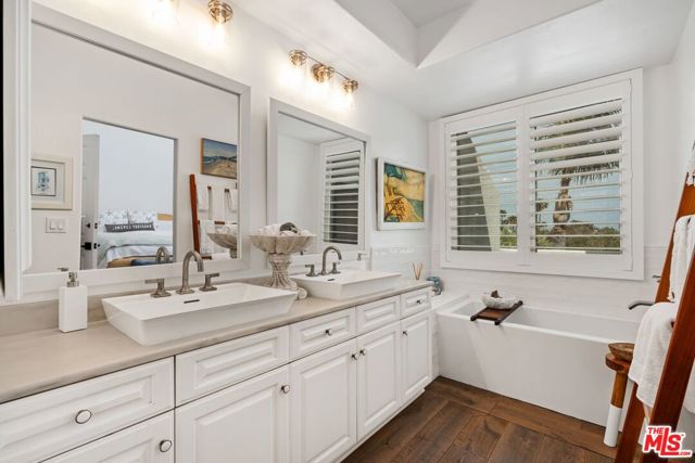 6435 Zumirez Drive, Malibu CA: https://media.crmls.org/mediaz/ec6f2d61-6a84-44ba-943b-210545f36c5d.jpg