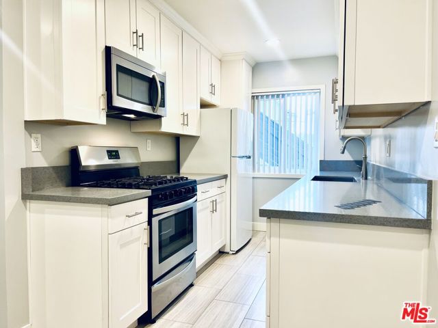1136 SPAZIER Avenue, Glendale CA: https://media.crmls.org/mediaz/ec707c2c-3e39-46b3-b537-112008221b35.jpg