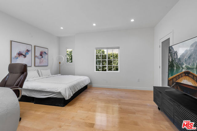 321 S Linden Drive, Beverly Hills CA: https://media.crmls.org/mediaz/ec7132fc-d73a-4da0-a43a-889e65ff5763.jpg