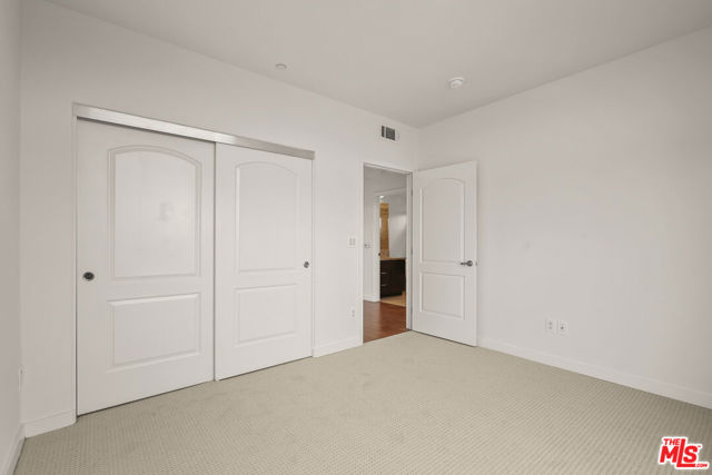 401 N Serrano Avenue, Los Angeles CA: https://media.crmls.org/mediaz/ec7155ad-5e54-4467-8cef-2ed6a01aff78.jpg
