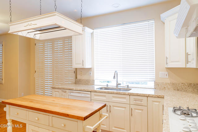 3063 Espana Lane, Thousand Oaks CA: https://media.crmls.org/mediaz/ec71ab58-cbe3-4739-afdb-3acc6ac501cd.jpg