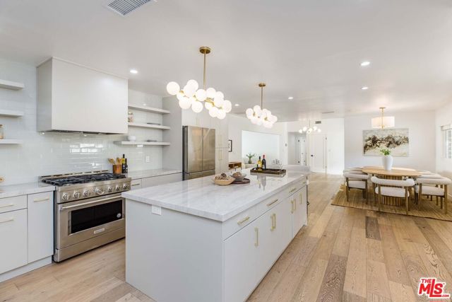 5200 Del Moreno Drive, Woodland Hills CA: https://media.crmls.org/mediaz/ec72d1df-ae46-444e-9f9a-c128989ddfad.jpg