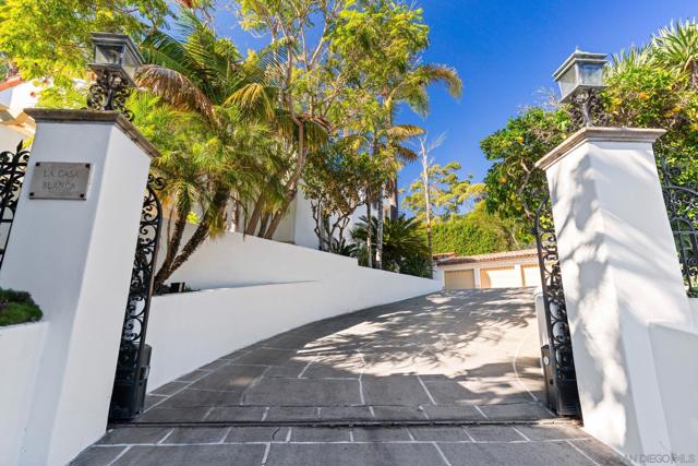 6692 La Jolla Scenic Dr S, La Jolla CA: https://media.crmls.org/mediaz/ec733e85-ff8a-4c4f-b611-ef2d9ec61f2a.jpg