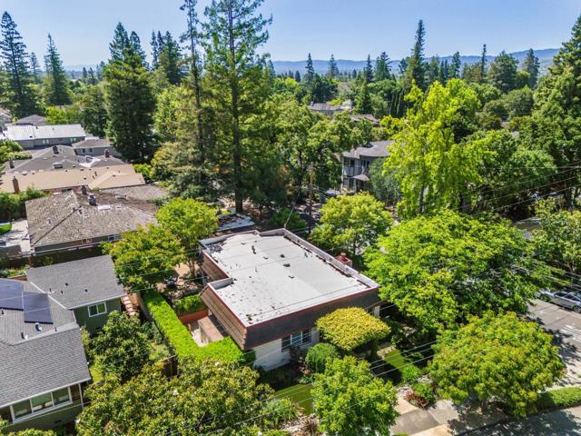 435 Edgewood Road, Redwood City CA: https://media.crmls.org/mediaz/ec73f0b8-0e45-48f6-bbd9-0305da95c338.jpg
