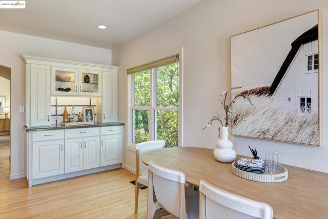 131 Sonia St, Oakland CA: https://media.crmls.org/mediaz/ec75b5a0-7b2d-49d5-9f36-cad81526afe2.jpg