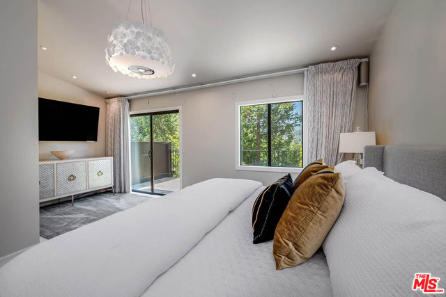 3000 Cornwall Drive, Glendale CA: https://media.crmls.org/mediaz/ec75b85e-40d8-4aa6-a03a-cfcd79b4e547.jpg