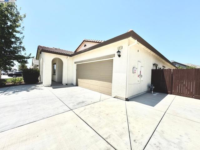 597 Pendragon St, Manteca CA: https://media.crmls.org/mediaz/ec7719e8-310c-4713-9fa2-d15c8b1ba4ed.jpg
