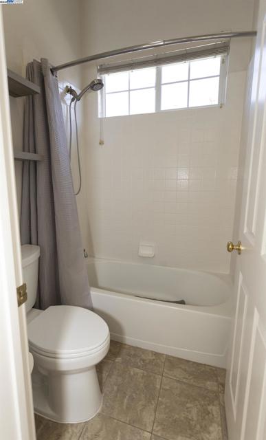 5090 Archcrest Way, Sacramento CA: https://media.crmls.org/mediaz/ec7722be-a1cc-4534-9a25-2011bba7bf0a.jpg
