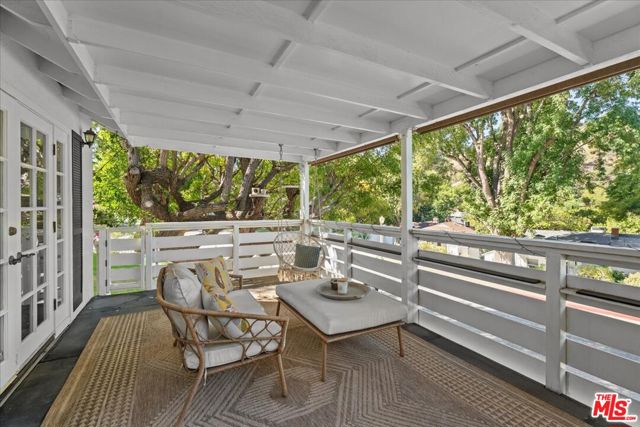 4104 Saugus Avenue, Sherman Oaks CA: https://media.crmls.org/mediaz/ec78d507-5575-4f10-b381-ddcb60027786.jpg