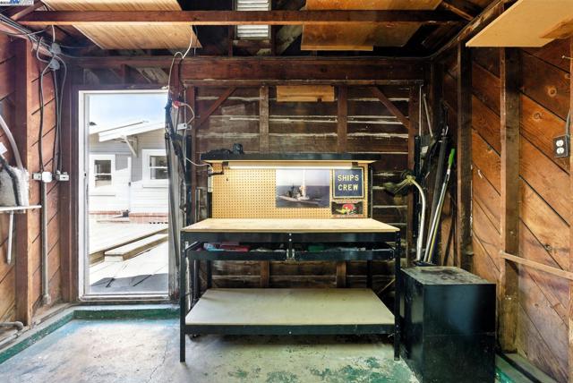 3936 Midvale Ave, Oakland CA: https://media.crmls.org/mediaz/ec79423a-4969-4be4-ba59-71715a31af7d.jpg
