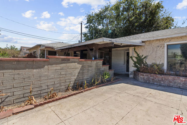 1344 N Parish Place, Burbank CA: https://media.crmls.org/mediaz/ec79e226-6069-4c53-8995-1baca867e00d.jpg