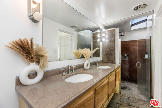 1141 Cabrillo Avenue, Venice CA: https://media.crmls.org/mediaz/ec7a01f3-aa66-4756-a609-717bd7cd355f.jpg