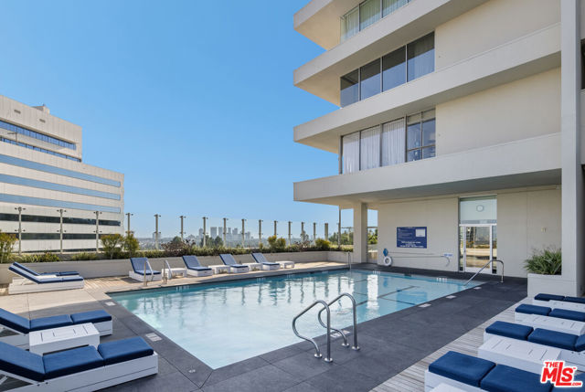 Image 18 of 22 For 9255 Doheny Road 1101